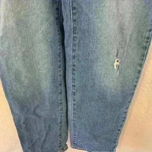 Levi's boyfriend jean sz 27 lowrise medium wash slight distressing casual comfy - Picture 2 of 10